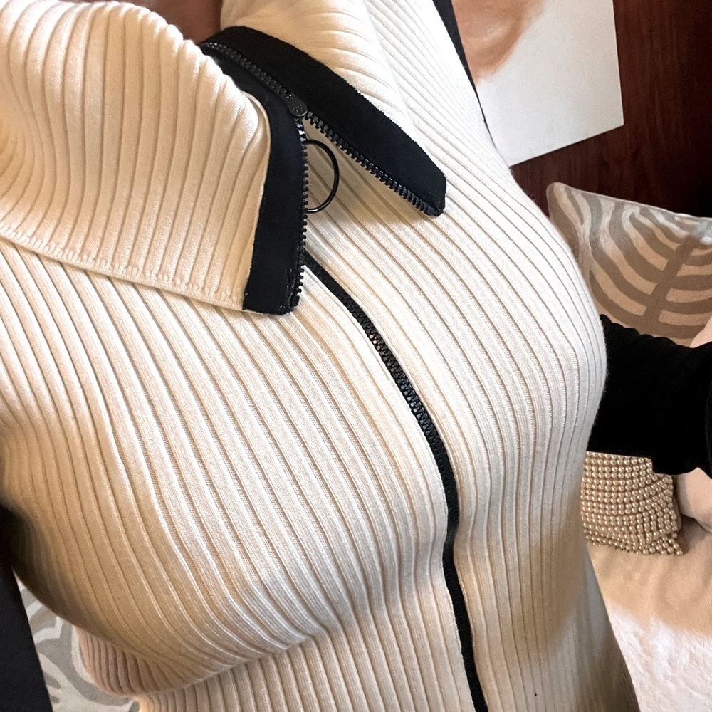 AKRIS PUNTO Vest- off white knit vest with black Euro zipper fits a 2-6 size